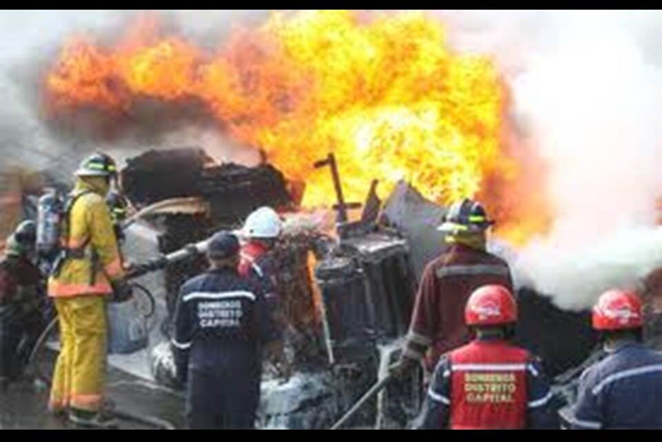 14 fallecidos volcó gandola con gasolina vía Caracas-Los Teques  29 dic 2011. Investigación-presentación por Kenett Agar.